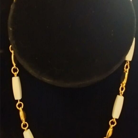 VINTAGE SIGNED CROWN TRIFARI GOLD TONE 24" NECKLACE Excellent Condition. - Picture 9 of 10